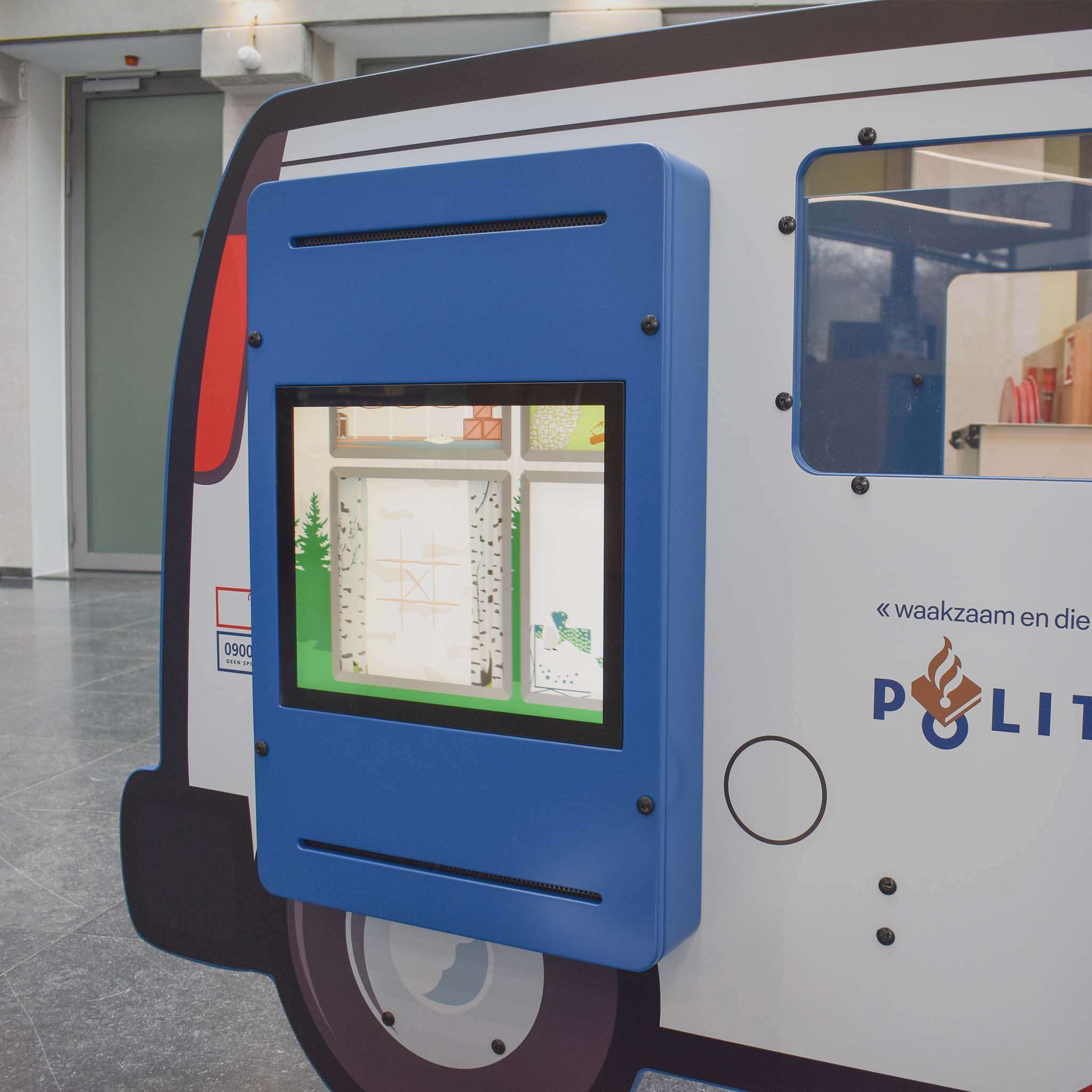 IKC interactief speelsysteem op politieauto speelbus bij politie Maastricht