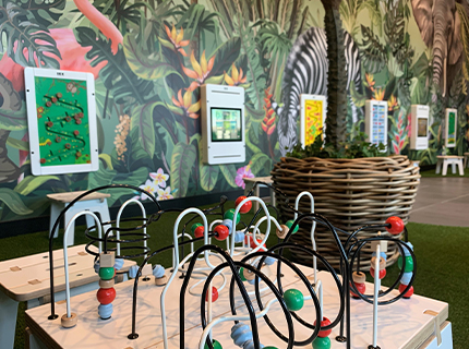 IKC speelhoek met kinderstoelen en wandspellen in tuincentrum Vechtweelde in Maarssen