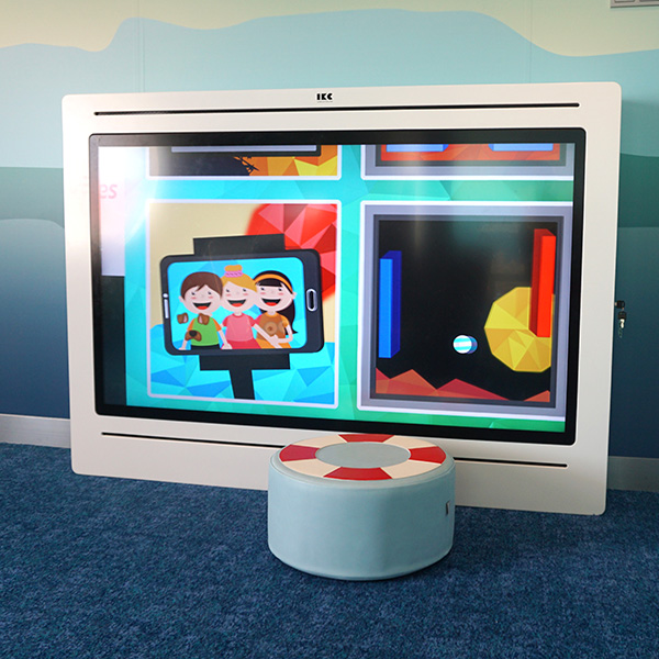 Groot interactief speelsysteem met touchscreen voor kinderen
