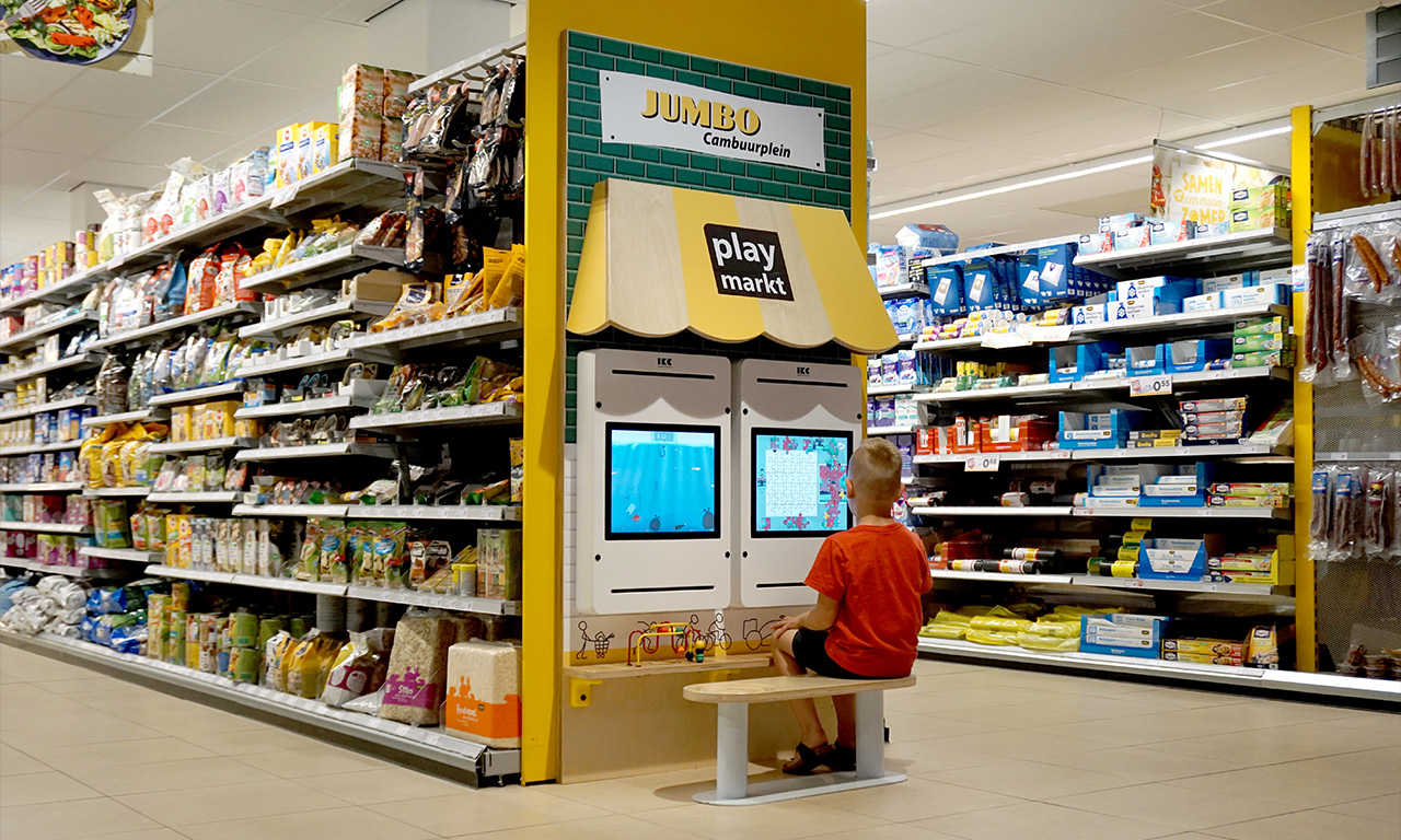 speelhoek in supermarkt kinderen spelen ouders kunnen winkelen