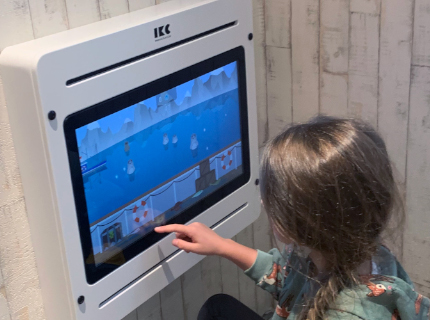 wandspel met spelcomputer voor kinderen in restaurant
